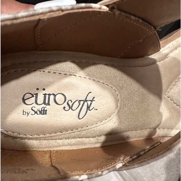 Tan sandals with snake print heels - Picture 6 of 7